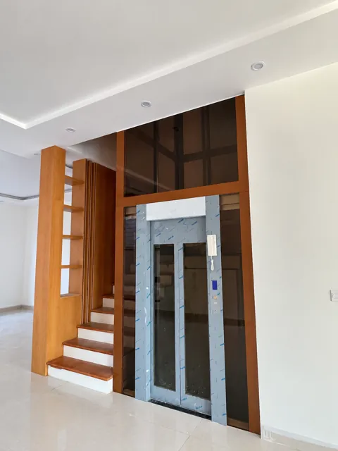Kính nâu bên cầu thang gỗ